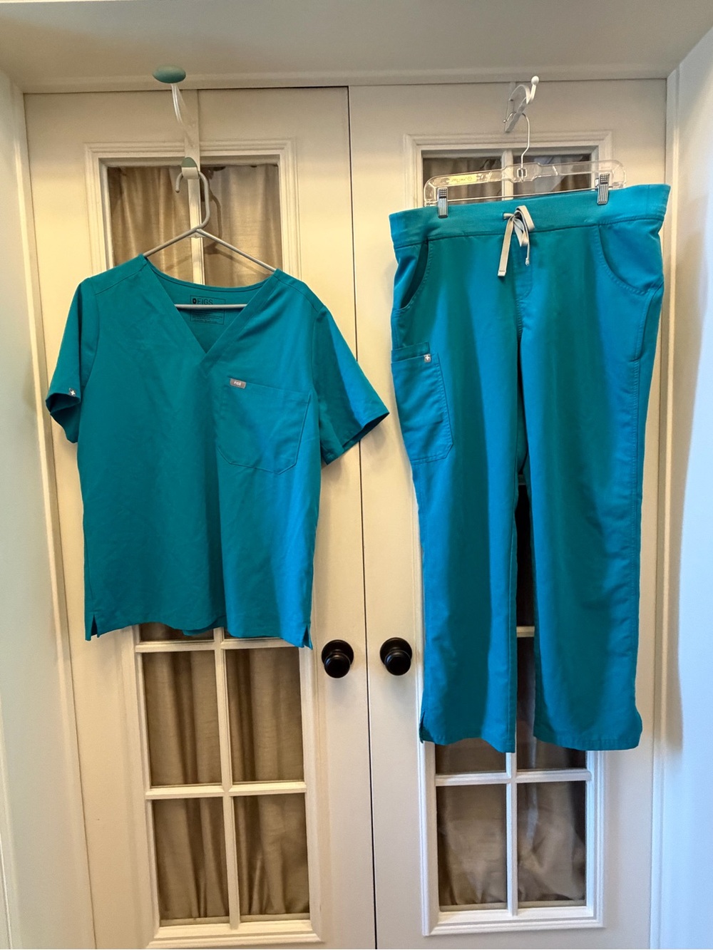 Teal Women’s Figs Scrub Set XL Top w/ LARGE Kade Cargo Pants EUC